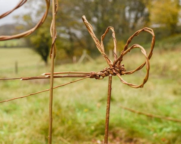Hovering willow dragonfly sculpture, 9th anniversary, gardener gift, animal sculptures, bug sculpture, eco friendly , house plant decorations - Image 4